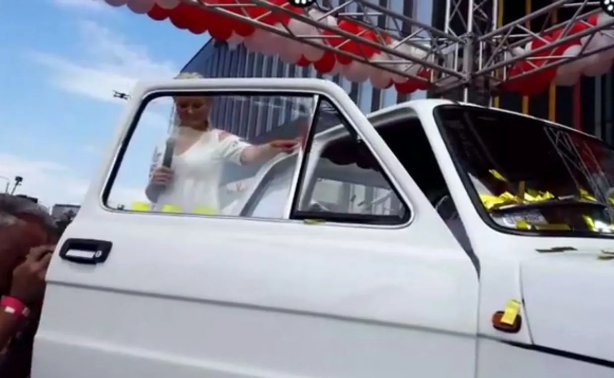 Osioł wciśnięty do Fiata 126. Mężczyzna stanął przed sądem [WIDEO]