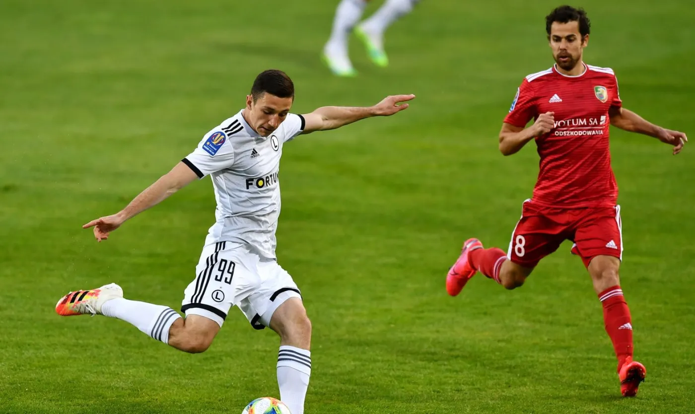 Zawodnik Miedzi Legnica Marcos Garcia Barreno  i Bartosz Slisz z Legii Warszawa