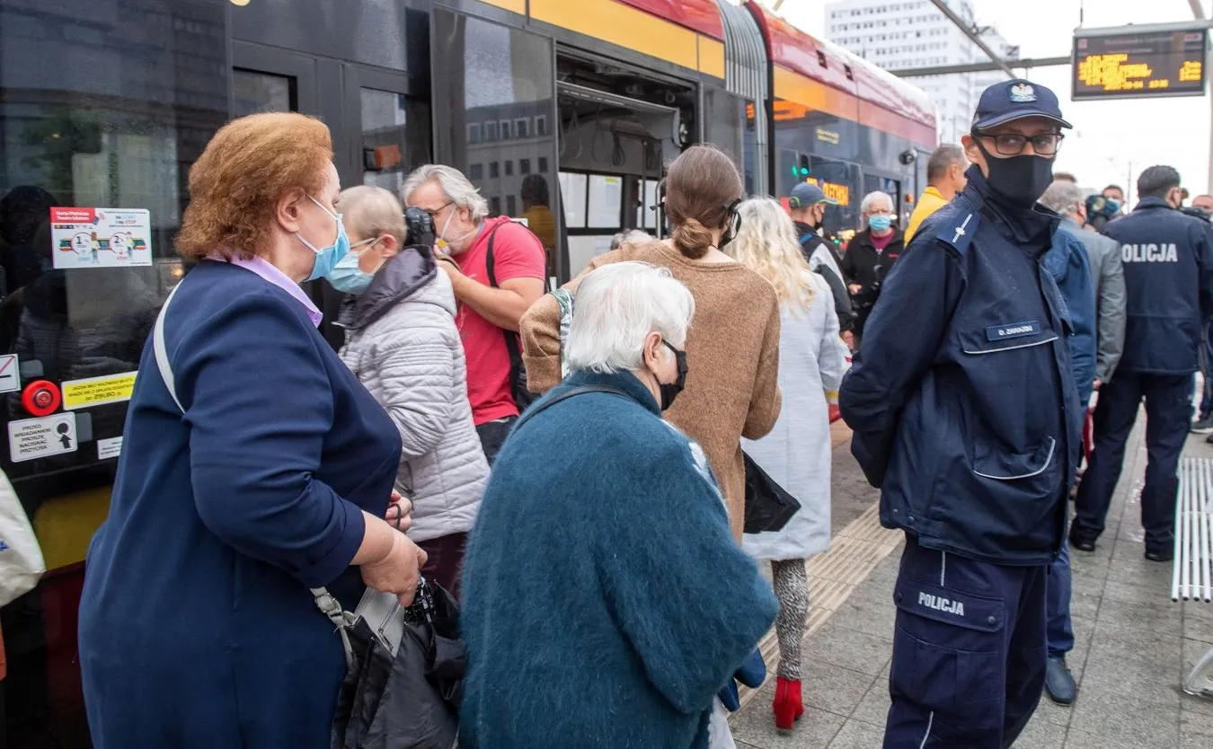 Koronawirus, Łódź, kontrola noszenia maseczek w pojazdach komunikacji miejskiej