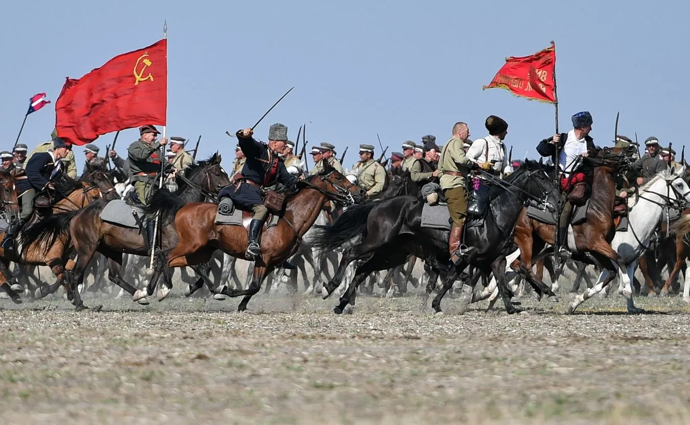 To była największa kawaleryjska bitwa XX wieku. Oto inscenizacja starcia pod Komarowem [WIDEO]