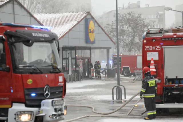 Pożar w Lidlu w Warszawie. "Do środka zapadła się połowa dachu"