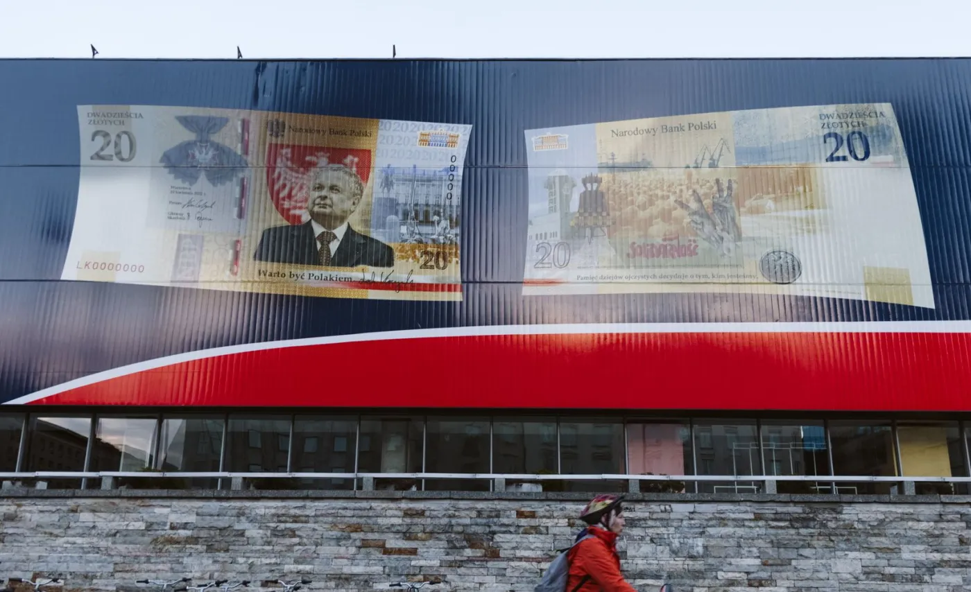 Baner reklamujący kolekcjonerski banknot 20 zł z wizerunkiem Lecha Kaczyńskiego 