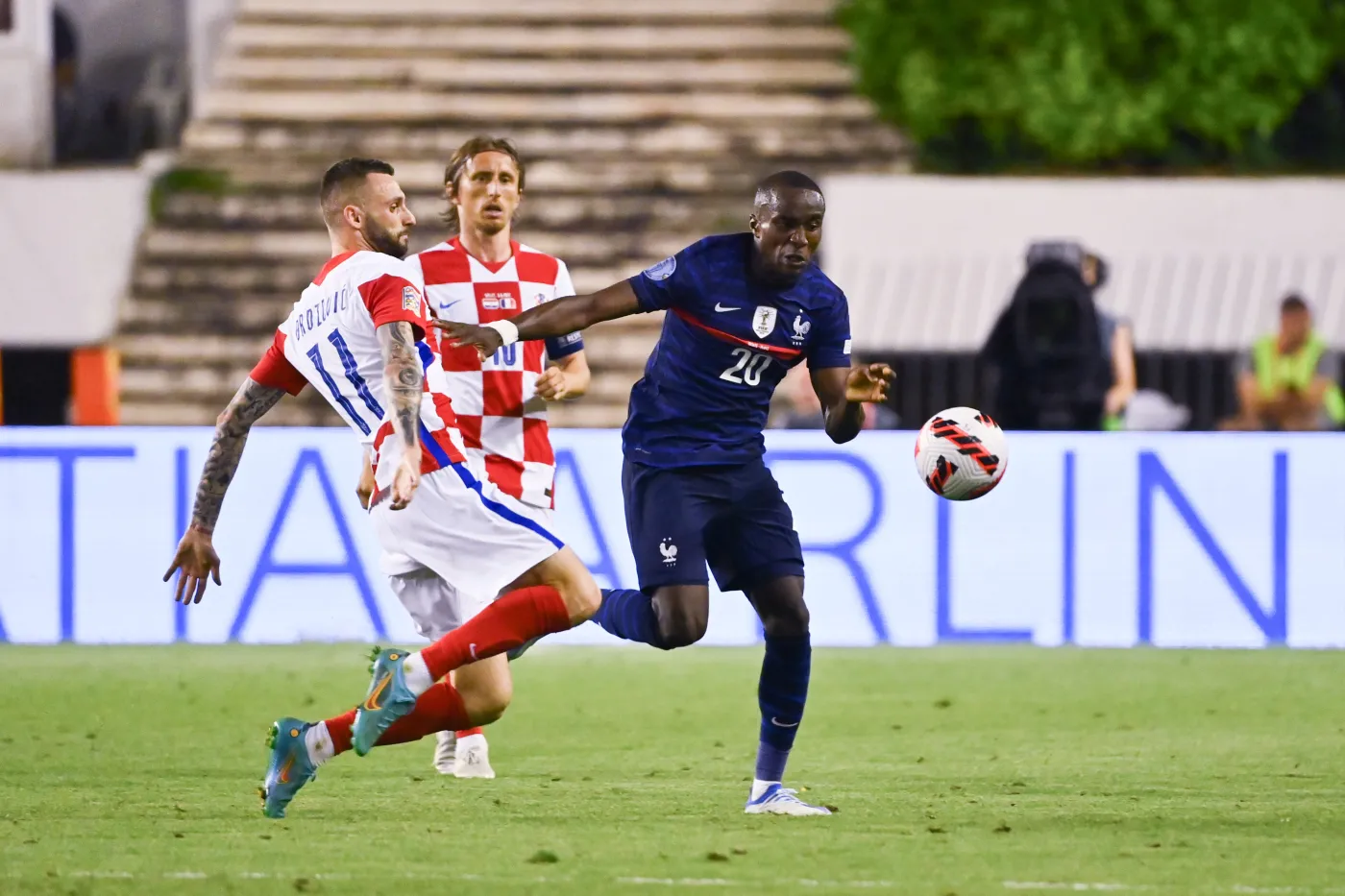 Chorwat Marcelo Brozovic (L) i Francuz Moussa Diaby (P) podczas meczu Ligi Narodów