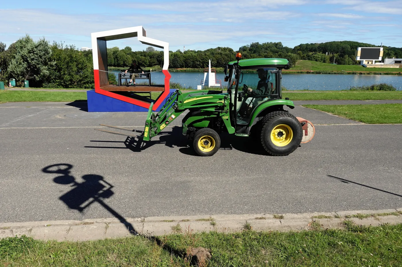 Z patriotycznej ławeczki za 100 tysięcy złotych schodzi farba. Wygląda... niereprezentacyjnie