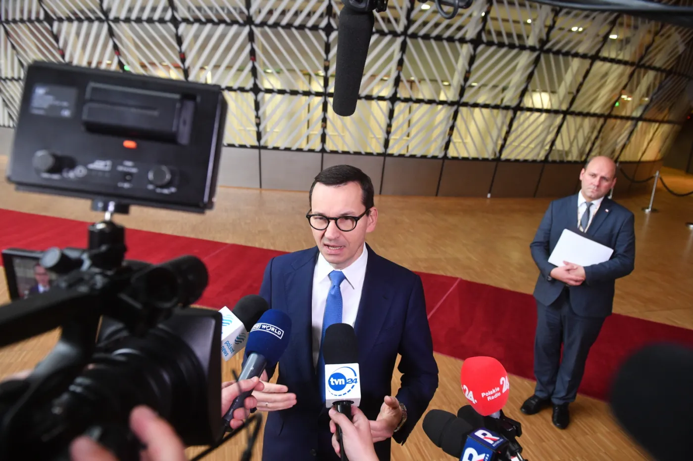 unijny-szczyt-w-brukseli-premier-mateusz-morawiecki-i-szymon-sekowski-vel-sek-37598079.jpg