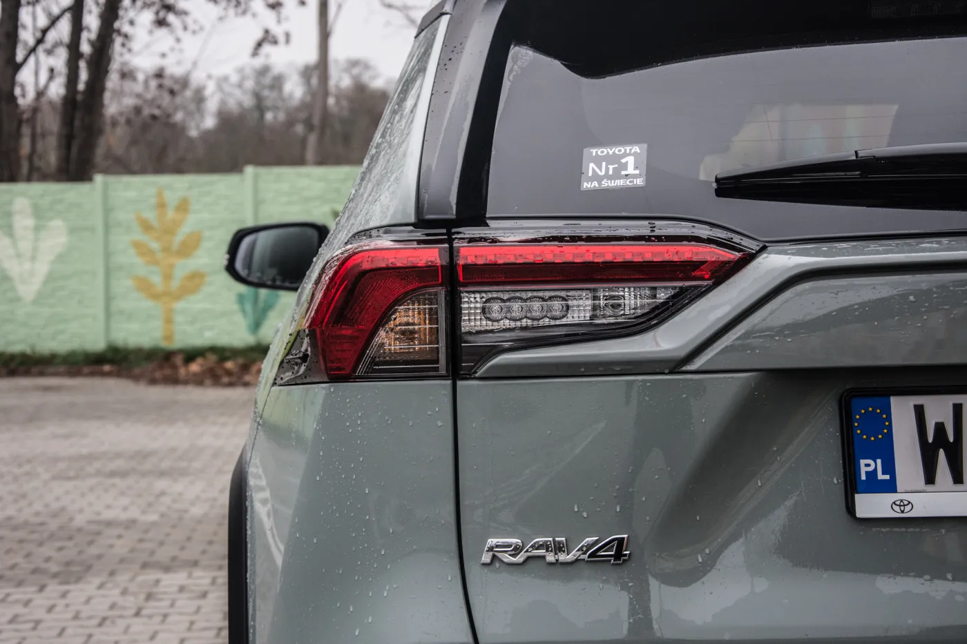 toyota-rav4-adventure-facelift-nadal-born-in-the-usa-tyle-ze-akcentami-offroadu-37643276.jpg