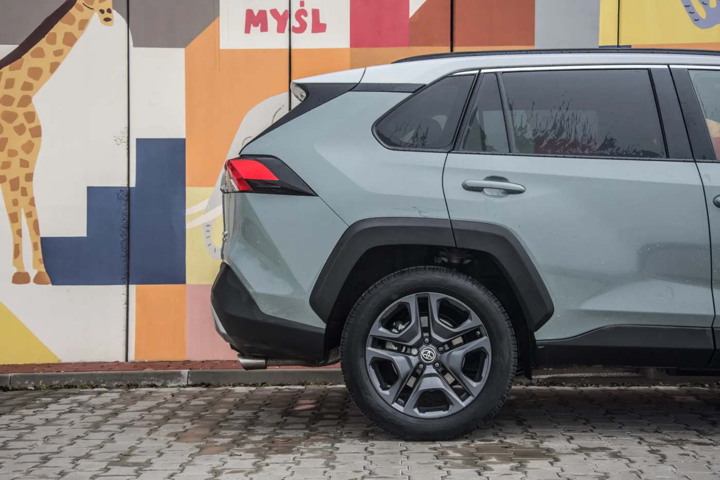 toyota-rav4-adventure-facelift-nadal-born-in-the-usa-tyle-ze-akcentami-offroadu-37643291.jpg