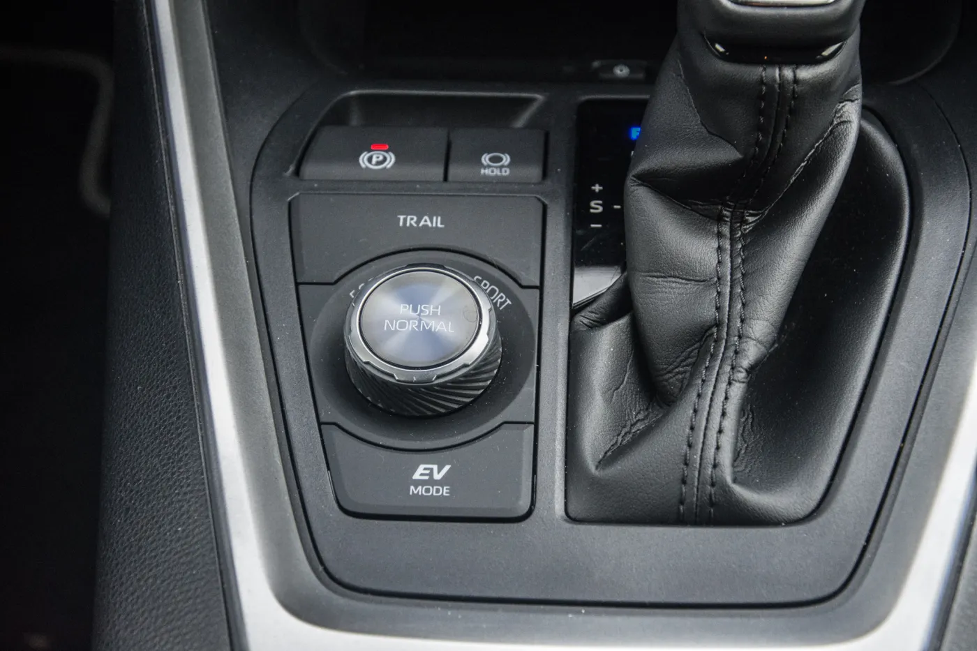 toyota-rav4-adventure-facelift-nadal-born-in-the-usa-tyle-ze-akcentami-offroadu-37643306.jpg