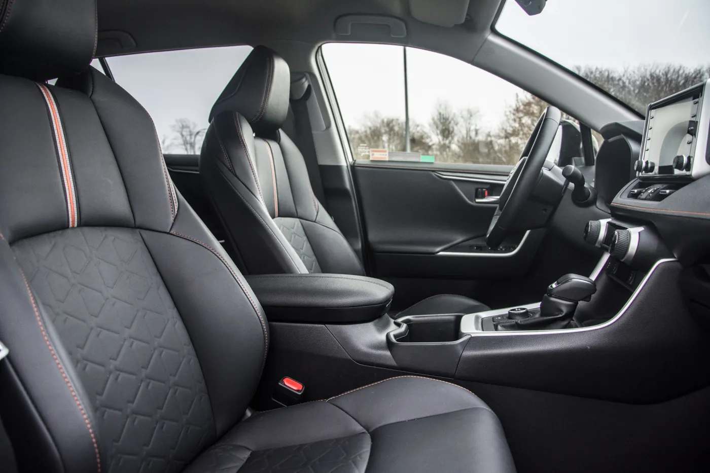 toyota-rav4-adventure-facelift-nadal-born-in-the-usa-tyle-ze-akcentami-offroadu-37643321.jpg