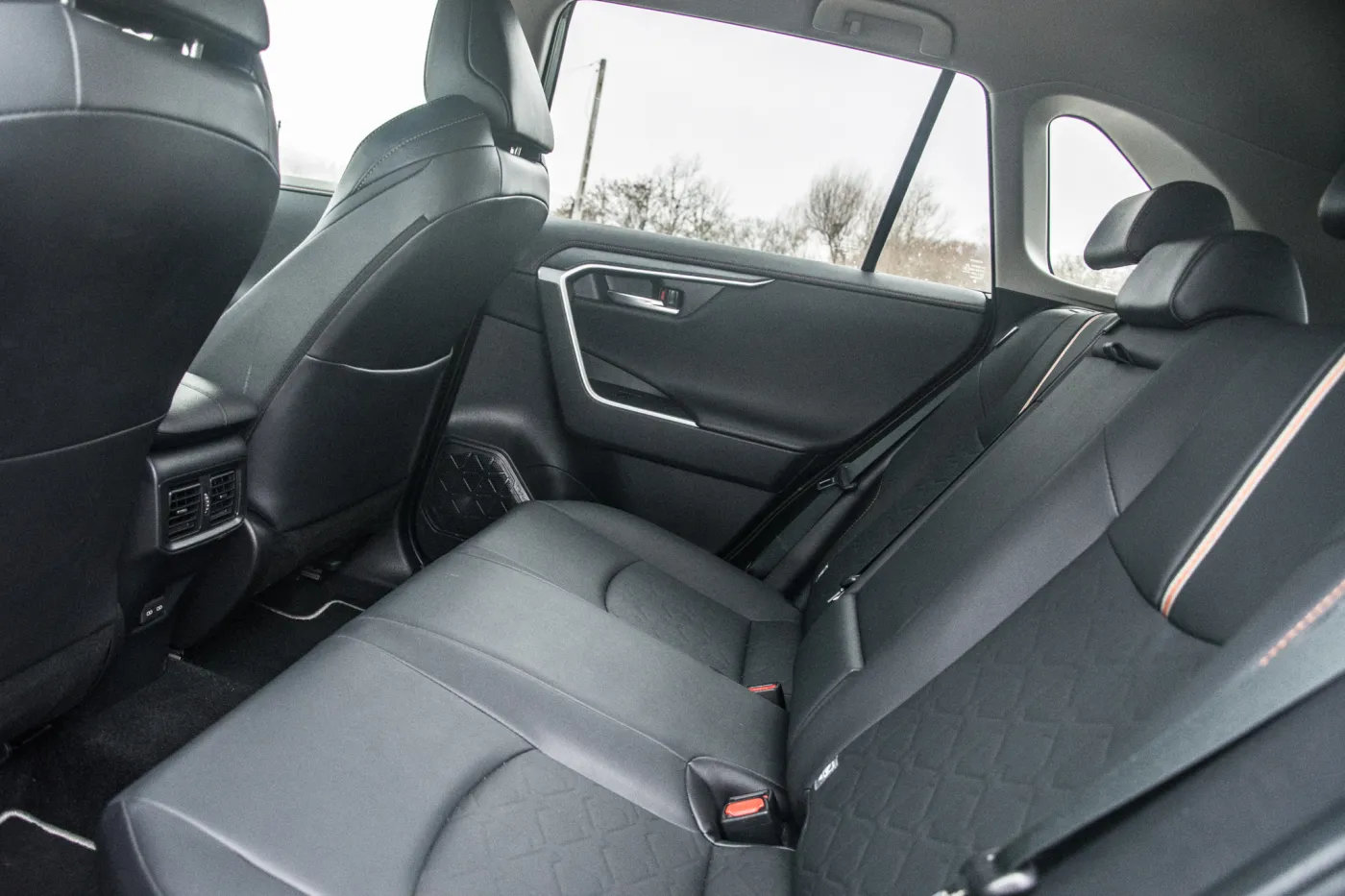 toyota-rav4-adventure-facelift-nadal-born-in-the-usa-tyle-ze-akcentami-offroadu-37643341.jpg