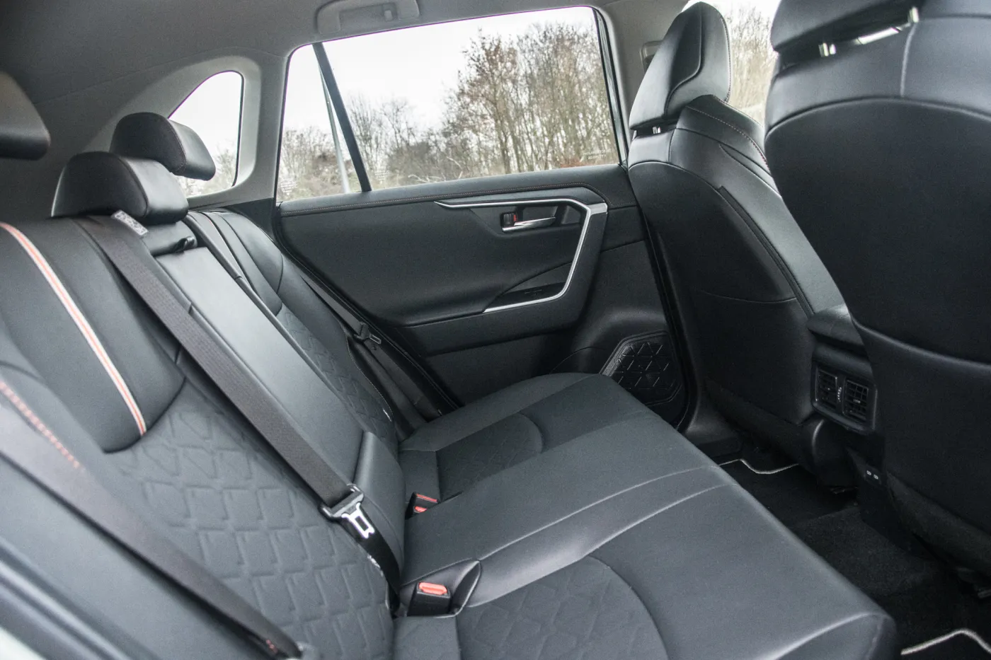 toyota-rav4-adventure-facelift-nadal-born-in-the-usa-tyle-ze-akcentami-offroadu-37643351.jpg
