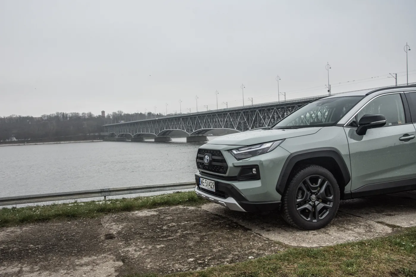 toyota-rav4-adventure-facelift-nadal-born-in-the-usa-tyle-ze-akcentami-offroadu-37643366.jpg