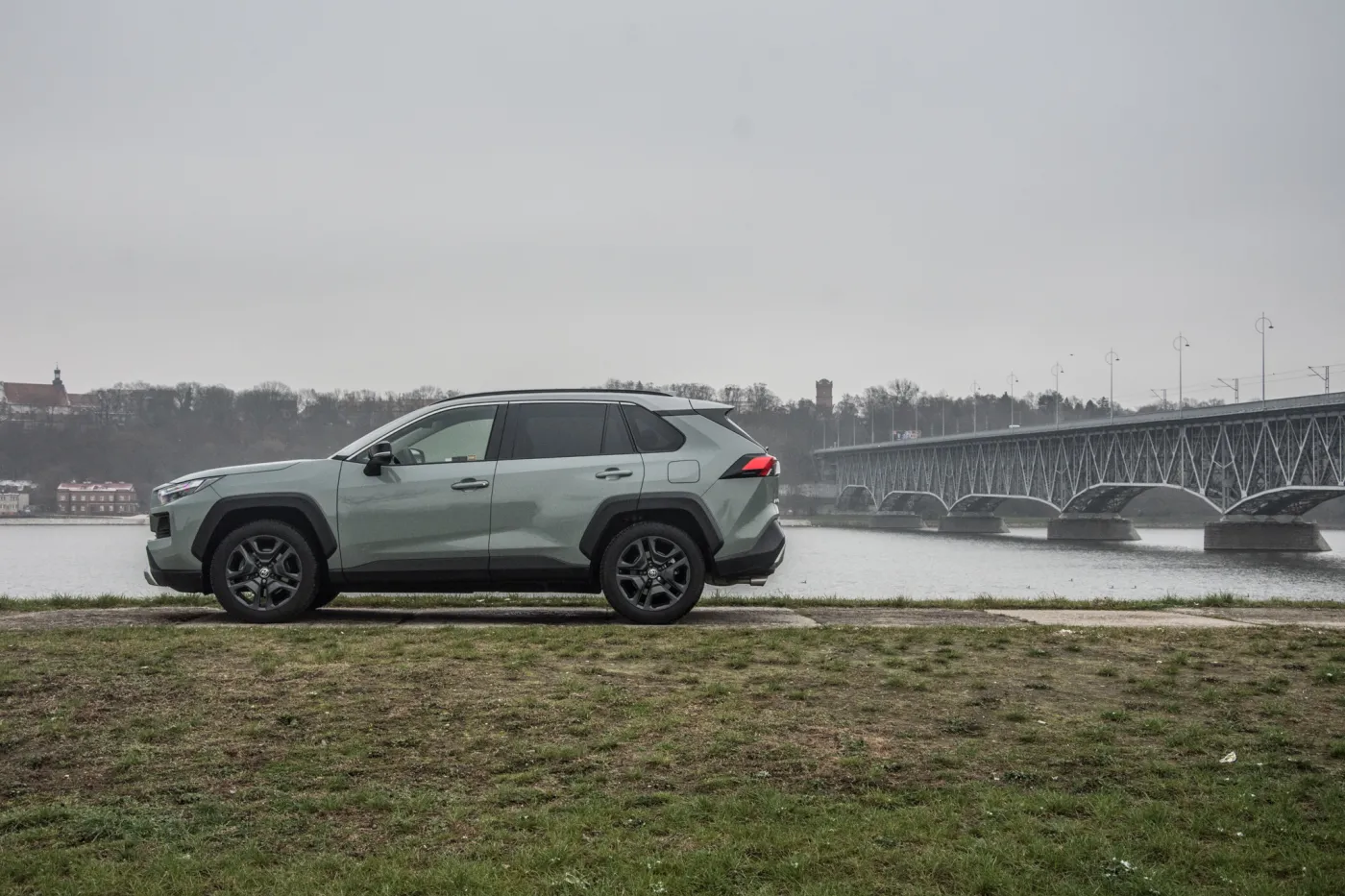 toyota-rav4-adventure-facelift-nadal-born-in-the-usa-tyle-ze-akcentami-offroadu-37643371.jpg