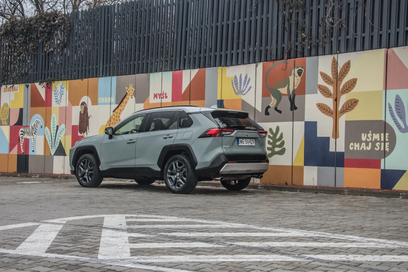 toyota-rav4-adventure-facelift-nadal-born-in-the-usa-tyle-ze-akcentami-offroadu-37643376.jpg