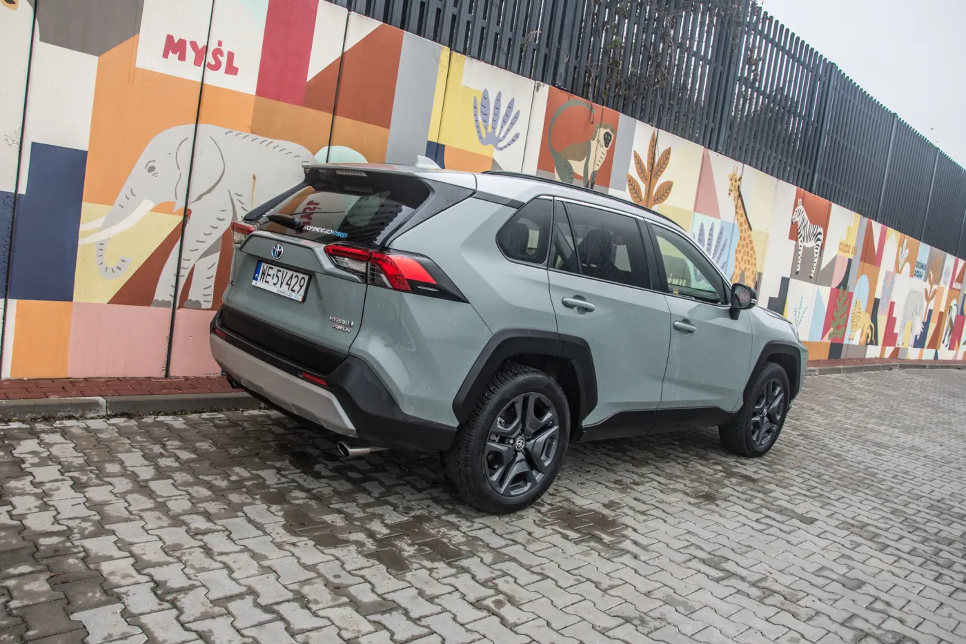 toyota-rav4-adventure-facelift-nadal-born-in-the-usa-tyle-ze-akcentami-offroadu-37643406.jpg