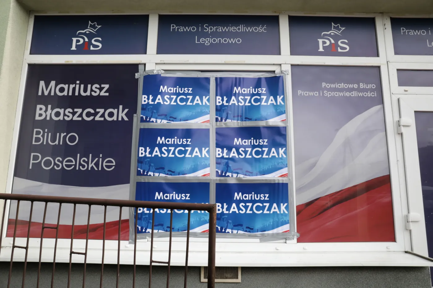 Atak na biuro poselskie Błaszczaka. "To realizacja w praktyce hasła ośmiu gwiazdek"