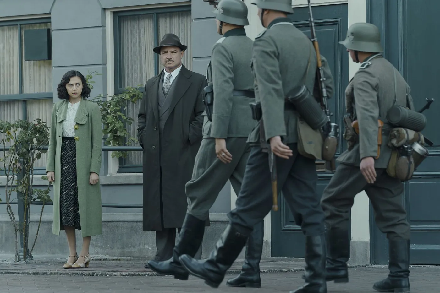 Bel Powley jako Miep Gies i Liev Schreiber jako Otto Frank w serialu "Światełko"