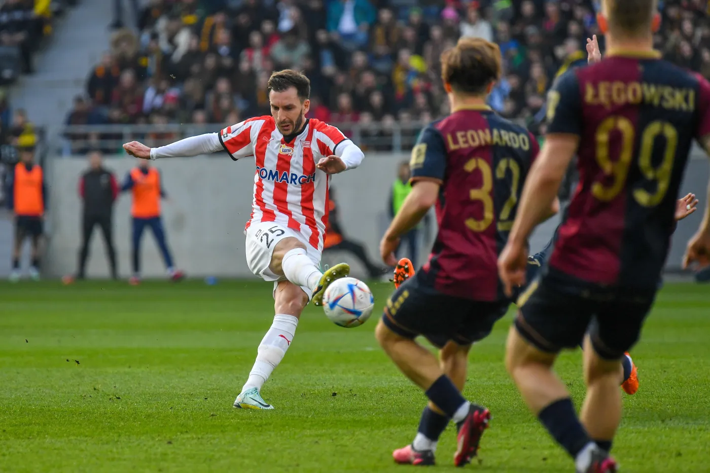 Piłkarz Cracovii Otar Kakabadze (L) podczas meczu Ekstraklasy z Pogonią Szczecin