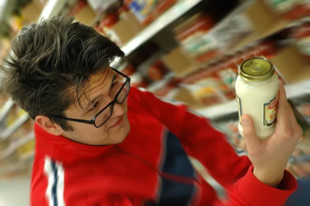 "Należy spożyć do" i "najlepiej spożyć przed". Podobnie brzmią, ale znaczą co innego