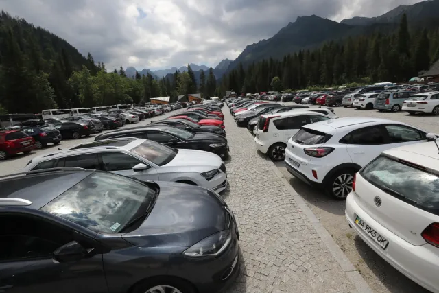 Najgorsze miejsce w Tatrach? Tłumy turystów i ogromne ceny za parking. Ale Tatry to nie tylko Zakopane