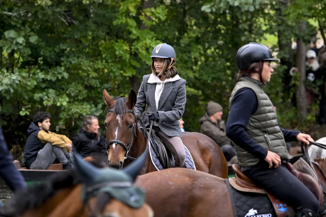 "Pierwszy raz" Julii Wieniawy, Joanna Przetakiewicz w kaloszach od Chanel. Kogo jeszcze żona Kraśki zaprosiła do Gałkowa? [FOTO]