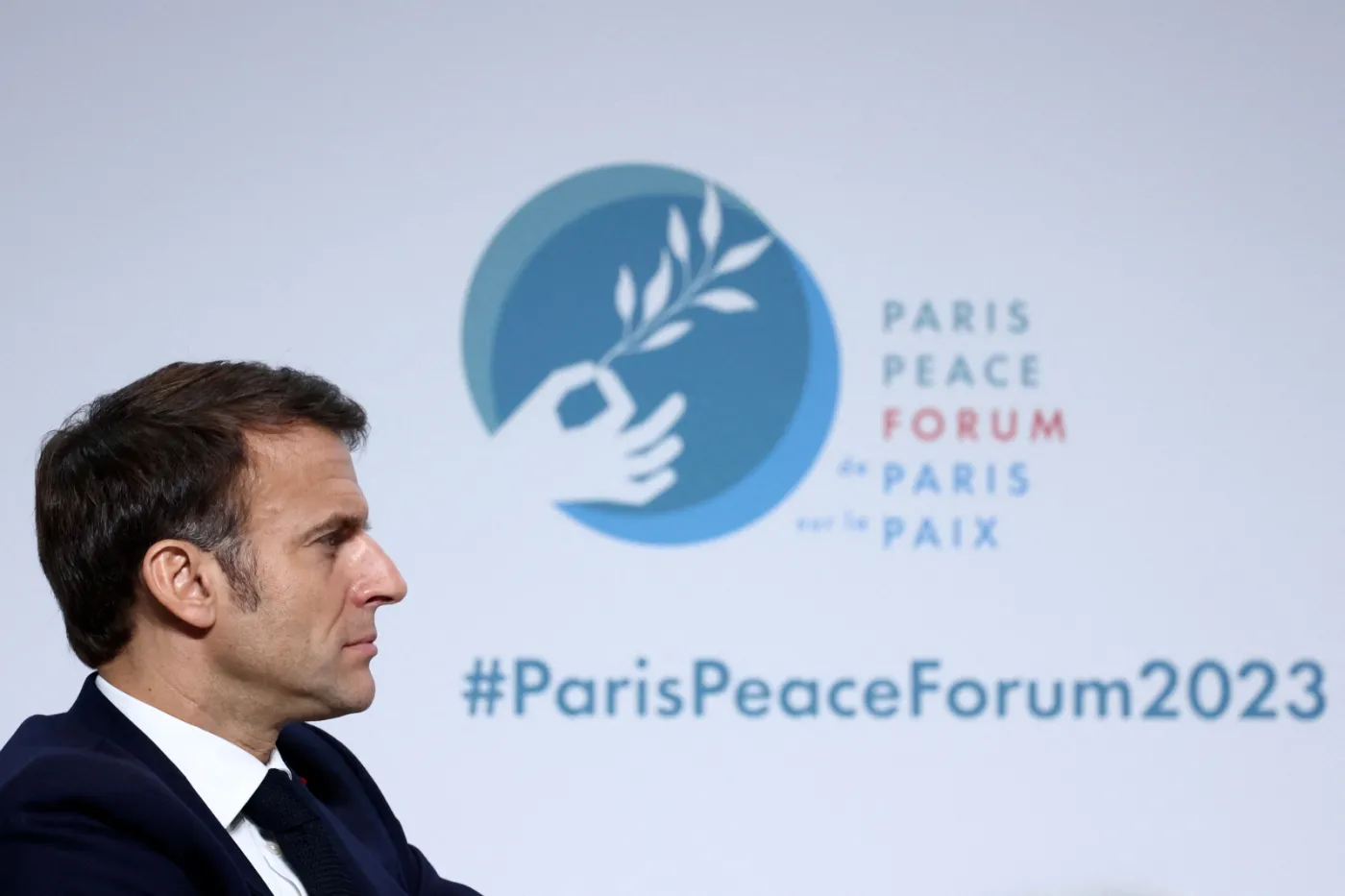 Emmanuel Macron podczas konferencji w Paryżu na temat sytuacji w Strefie Gazy