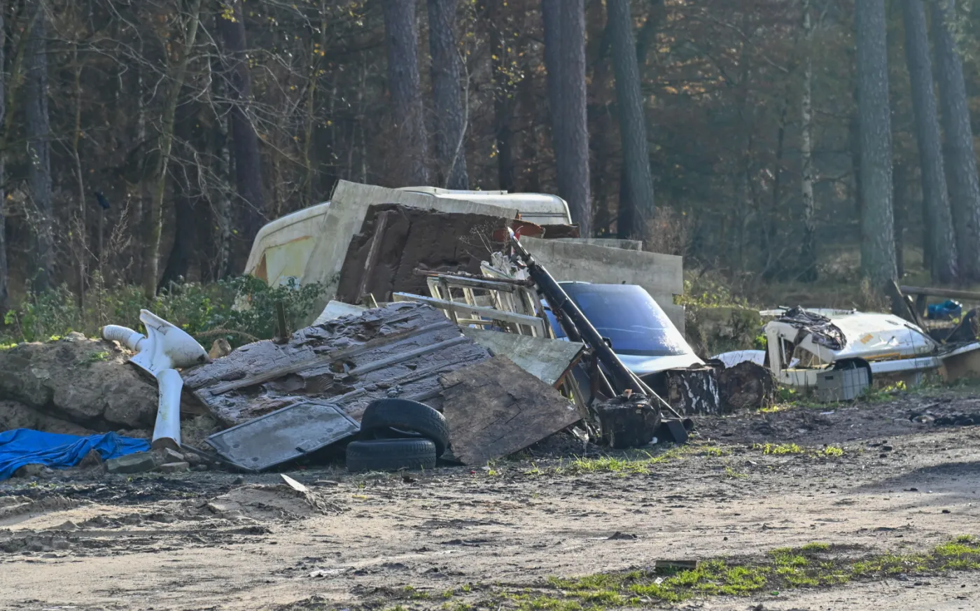 odpady-i-wraki-samochodow-zakopane-w-sosnowicach-w-okolicy-kamienia-pomorskiego-37997900.jpg