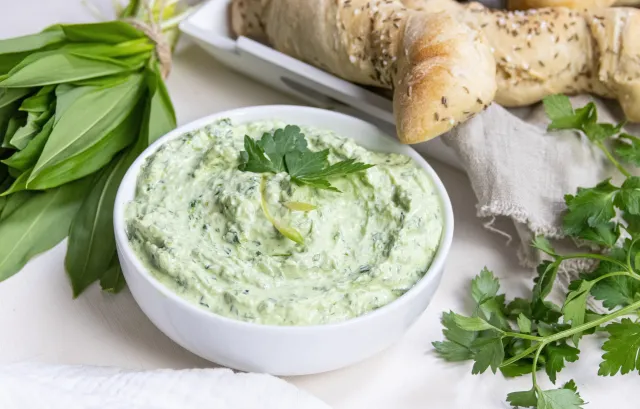 Sałatka z deski z jajkiem i szparagami. Idealna na wielkanocne śniadanie