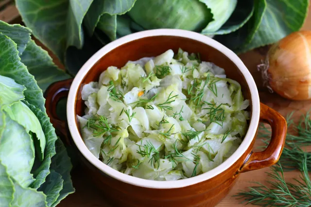Młoda kapusta z koperkiem. Tak przyrządza ją Ewa Wachowicz