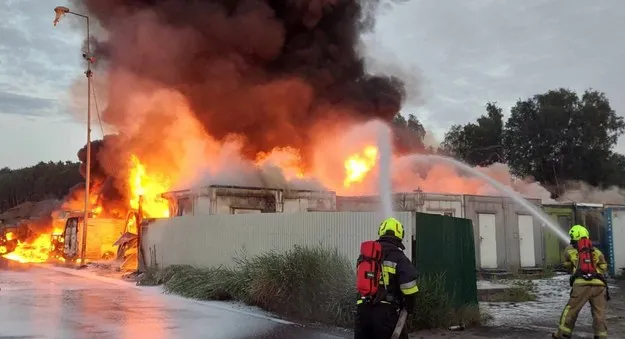 Wielki pożar zbiorników paliw. "Kilkanaście wybuchów"