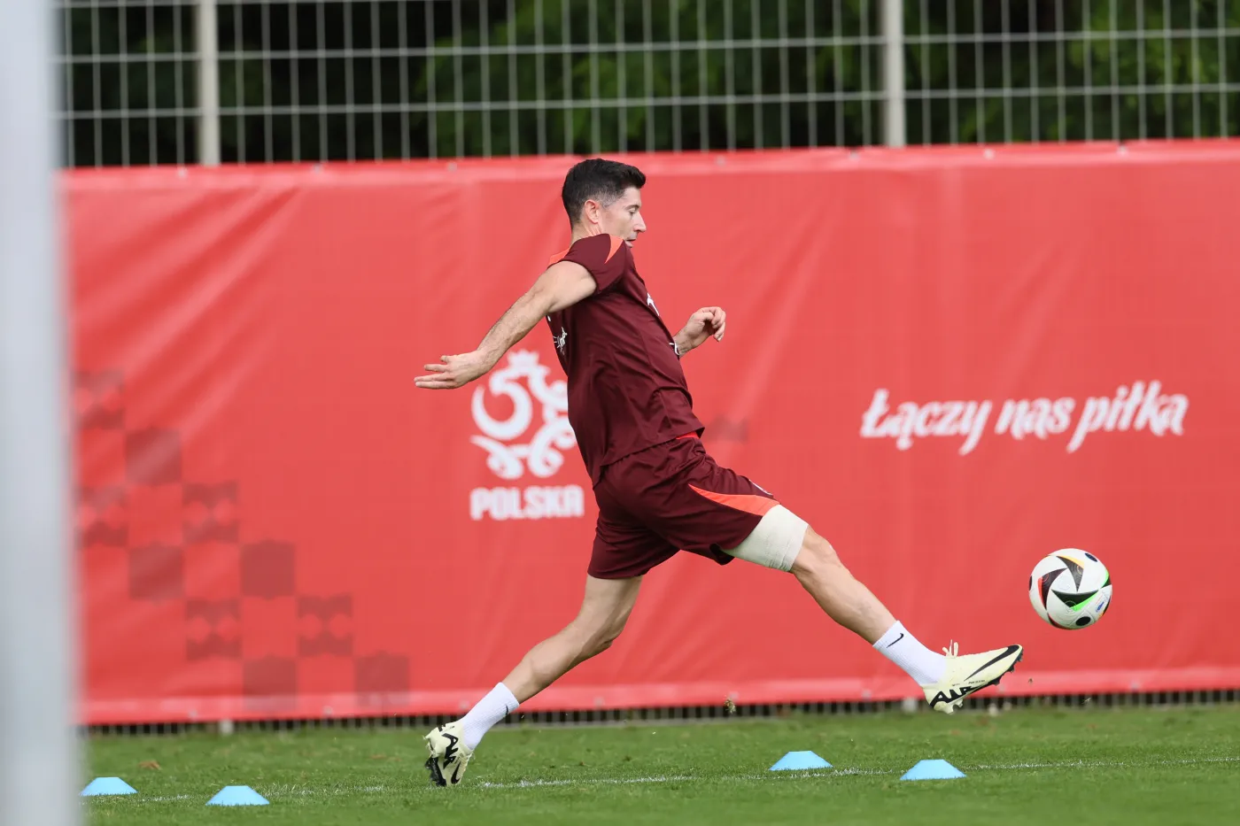 Zobacz, jak trenował Robert Lewandowski. Z piłką przy nodze i bandażem na udzie
