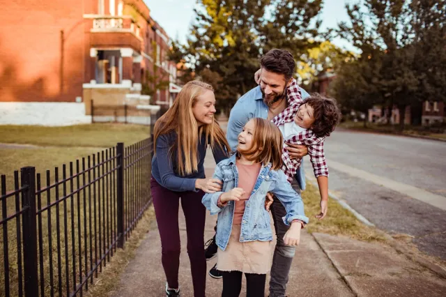 Wyjście na plac zabaw to najlepsza aktywność dla dziecka. Zdradza terapeutka SI
