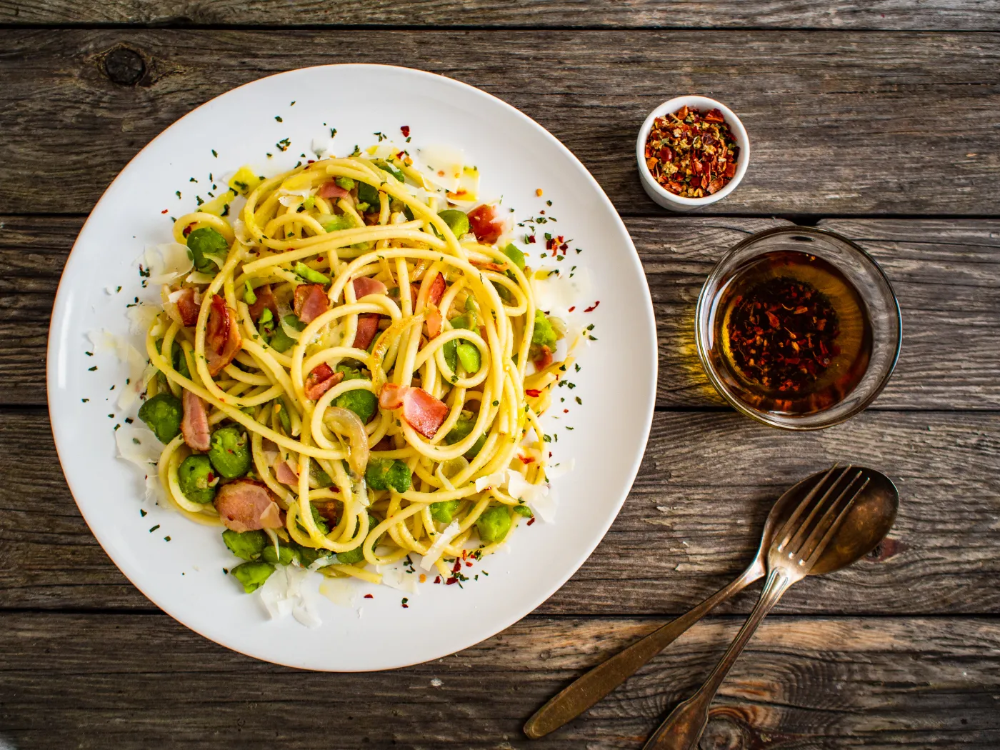 Spaghetti,With,Broad,Bean,,Bacon,And,Parmesan,On,Wooden,Table