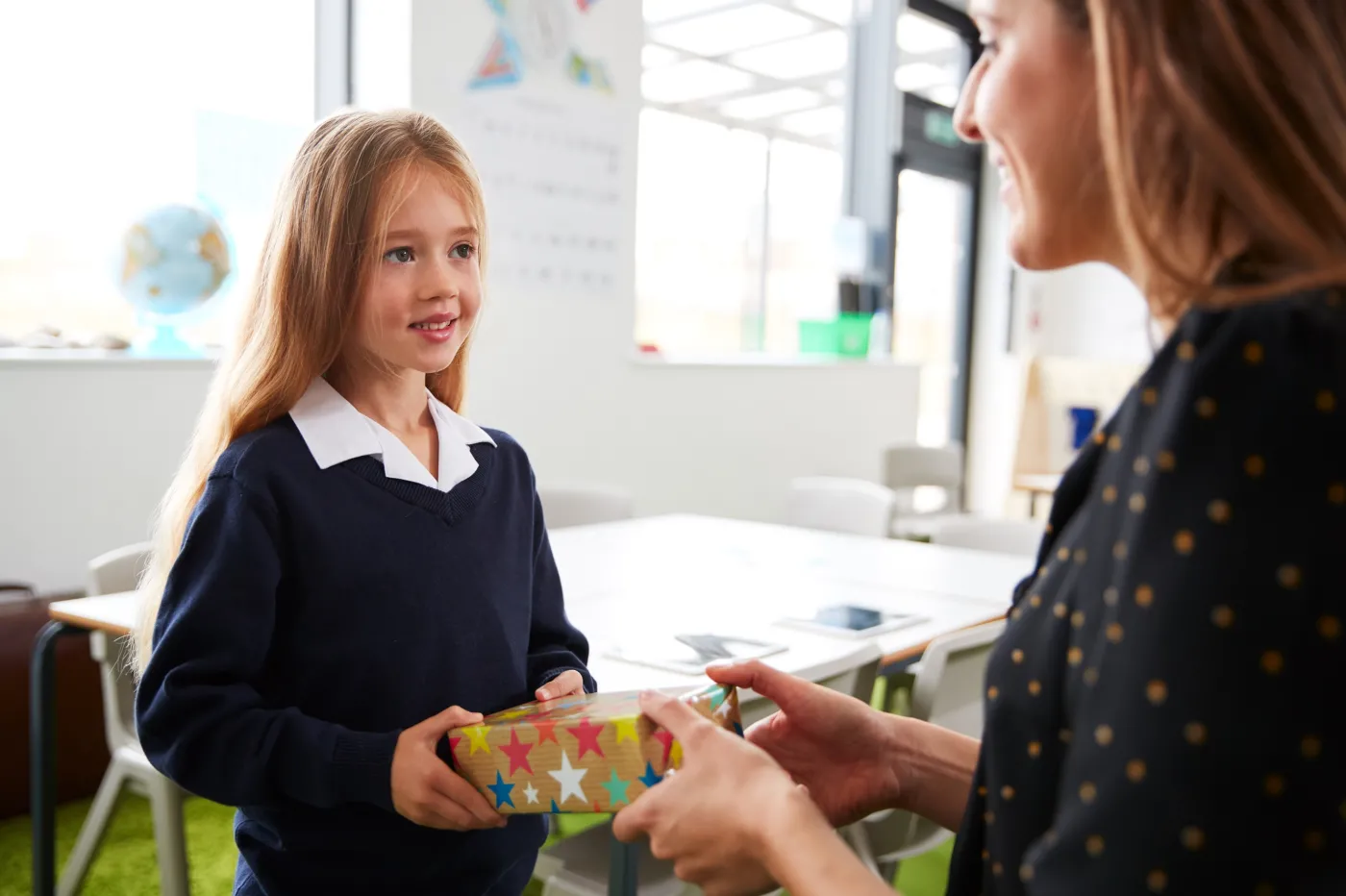 Nowe przepisy weszły w życie. Tych prezentów nie możesz podarować na Dzień Nauczyciela