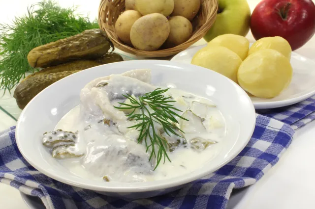 Najlepszy sposób na śledzie w śmietanie. To pyszna klasyka, ale warto znać ten trik