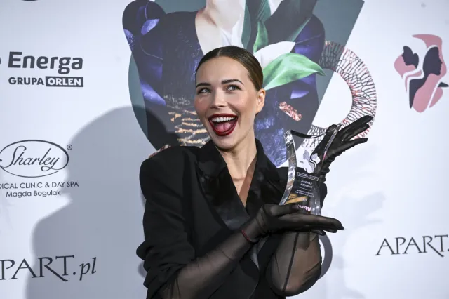 Sandra Kubicka obdarowała dziadka bardzo drogim prezentem. "Z wrażenia ledwo stoi" [WIDEO]