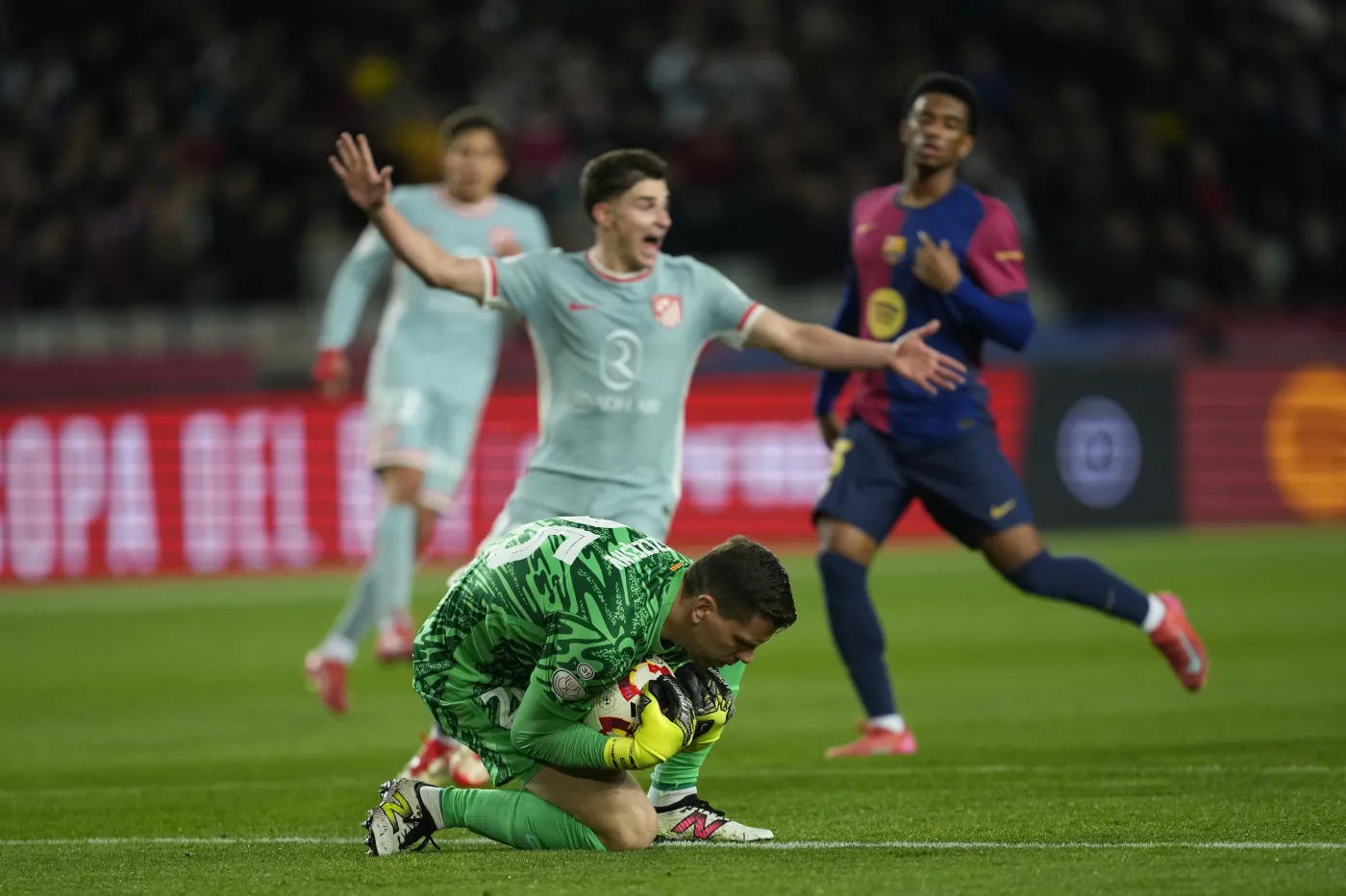 Szczęsny pokonany cztery razy. Lewandowski zaliczył "wejście smoka". Grad goli w meczu Barcelona - Atletico