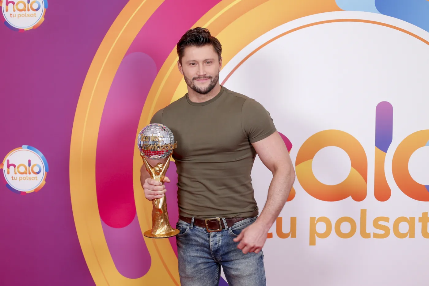 Piotr Mróz zdobył popularność w programie "Gliniarze", gdzie gra rolę Kuby Roguza 