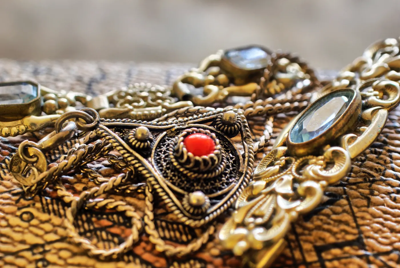 Polska potęgą w produkcji biżuterii ze szkła ołowiowego? Sensacyjne wyniki badań