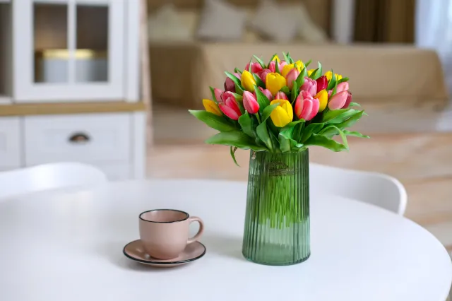 Cięte tulipany to symbol wiosny. Dodaj 1 łyżeczkę a postoją dłużej w wazonie