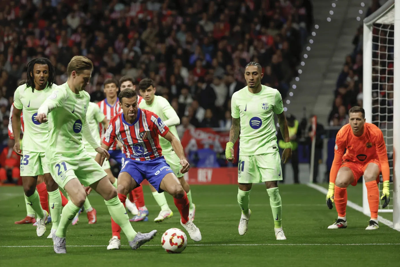 Szczęsny z czystym kontem, Lewandowski zaczął na ławce rezerwowych, Barcelona w finale