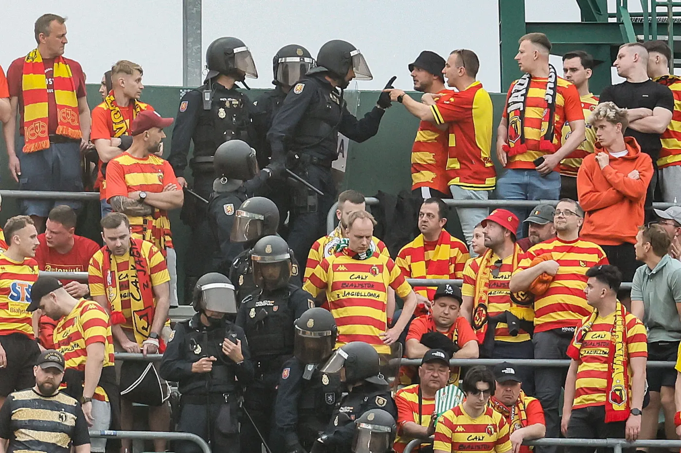 wstyd-kibice-jagiellonii-w-czasie-meczu-z-betisem-bili-sie-z-hiszpanska-policja-38455592.jpg