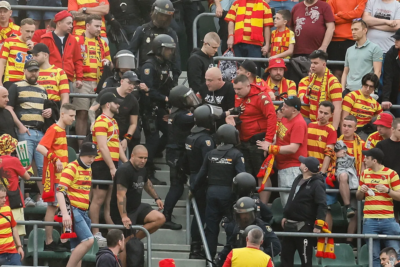 Wstyd! Kibice Jagiellonii w czasie meczu z Betisem bili się z hiszpańską policją