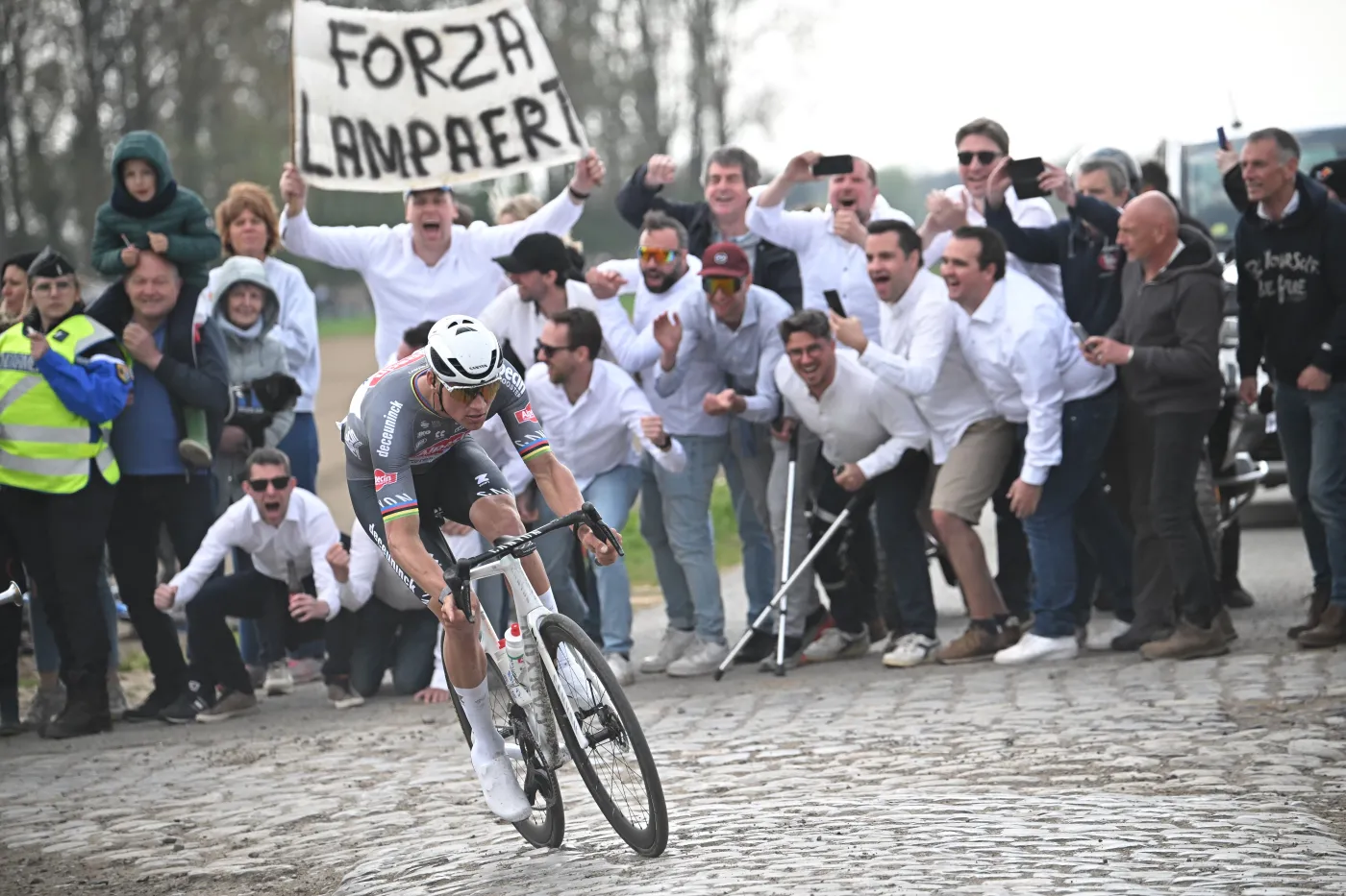 Skandal podczas słynnego wyścigu. Kibic rzucił kolarzowi w twarz pełnym bidonem