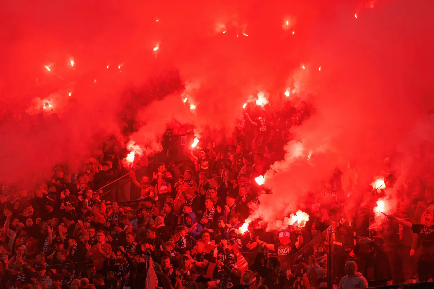 Od przyszłego sezonu dwa lata więzienia za odpalanie pirotechniki na stadionach