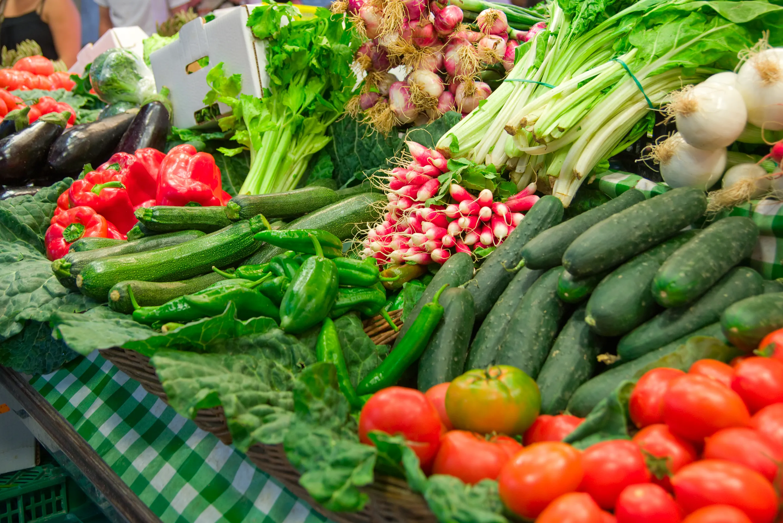 Wielkanoc 2026: Ceny nowalijek na targach. Ile zapłacimy za polskie warzywa?