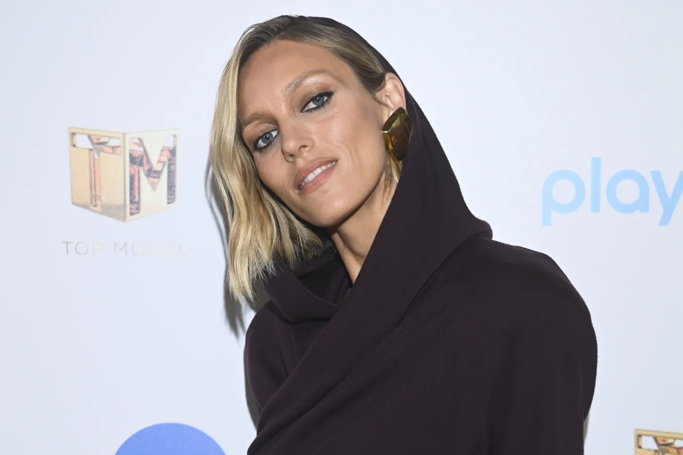 Konfederacja walczy z fundacją Anji Rubik. "Jej warsztaty deprawują dzieci"