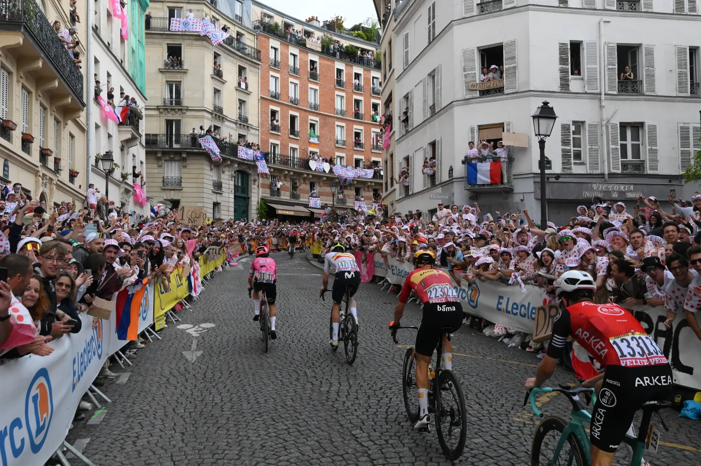 Kolarz oświadczył się na Polach Elizejskich tuż po zakończeniu Tour de France
