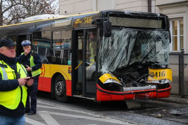 Poważny wypadek w Warszawie. Zderzyły się dwa tramwaje i autobus, 23 osoby ranne