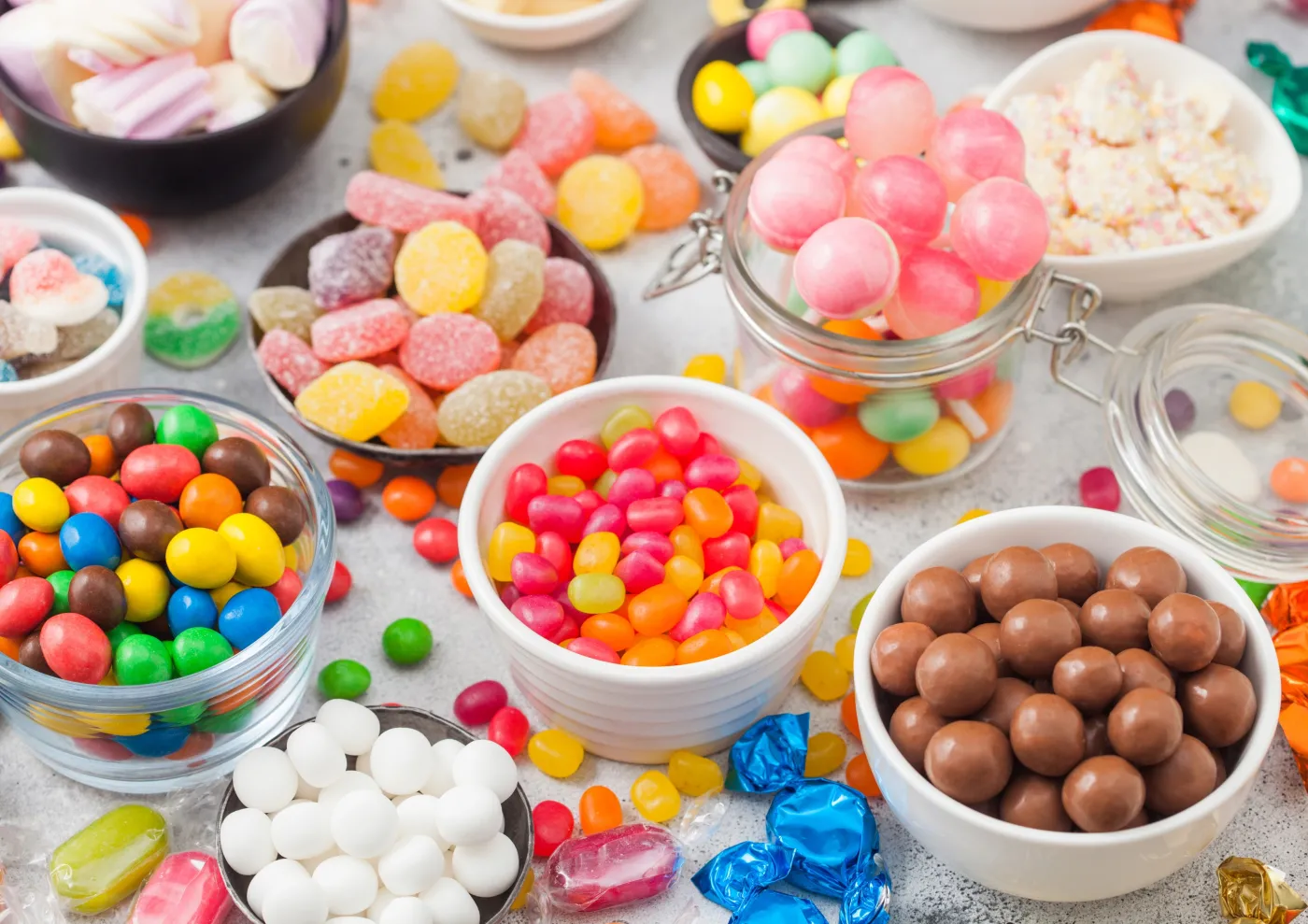 Stosowana w słodyczach, napojach, kosmetykach. Amerykanie zakazują, w Polsce jest dozwolona